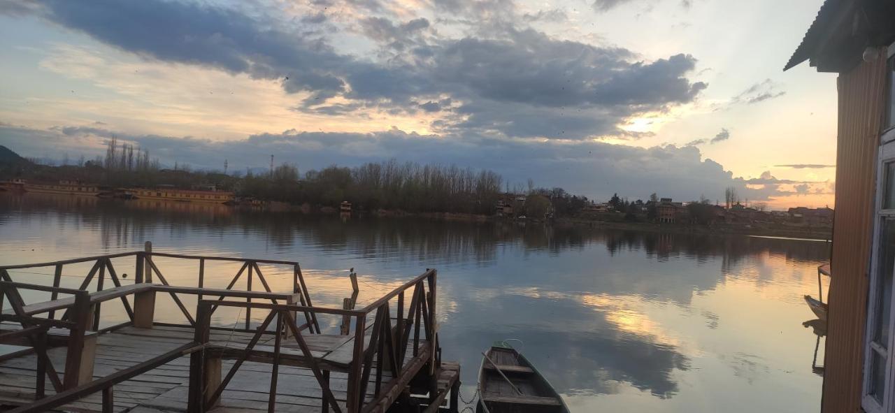 Lakeside Homestay Srinagar Esterno foto