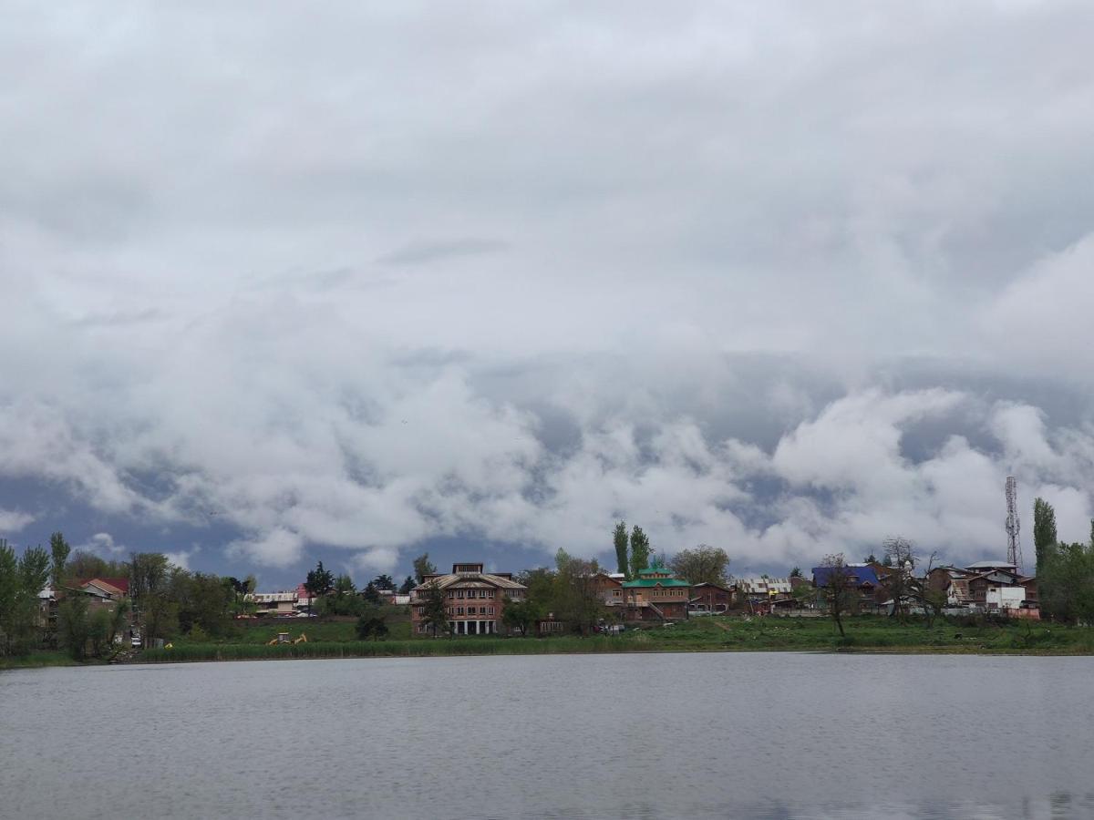Lakeside Homestay Srinagar Esterno foto