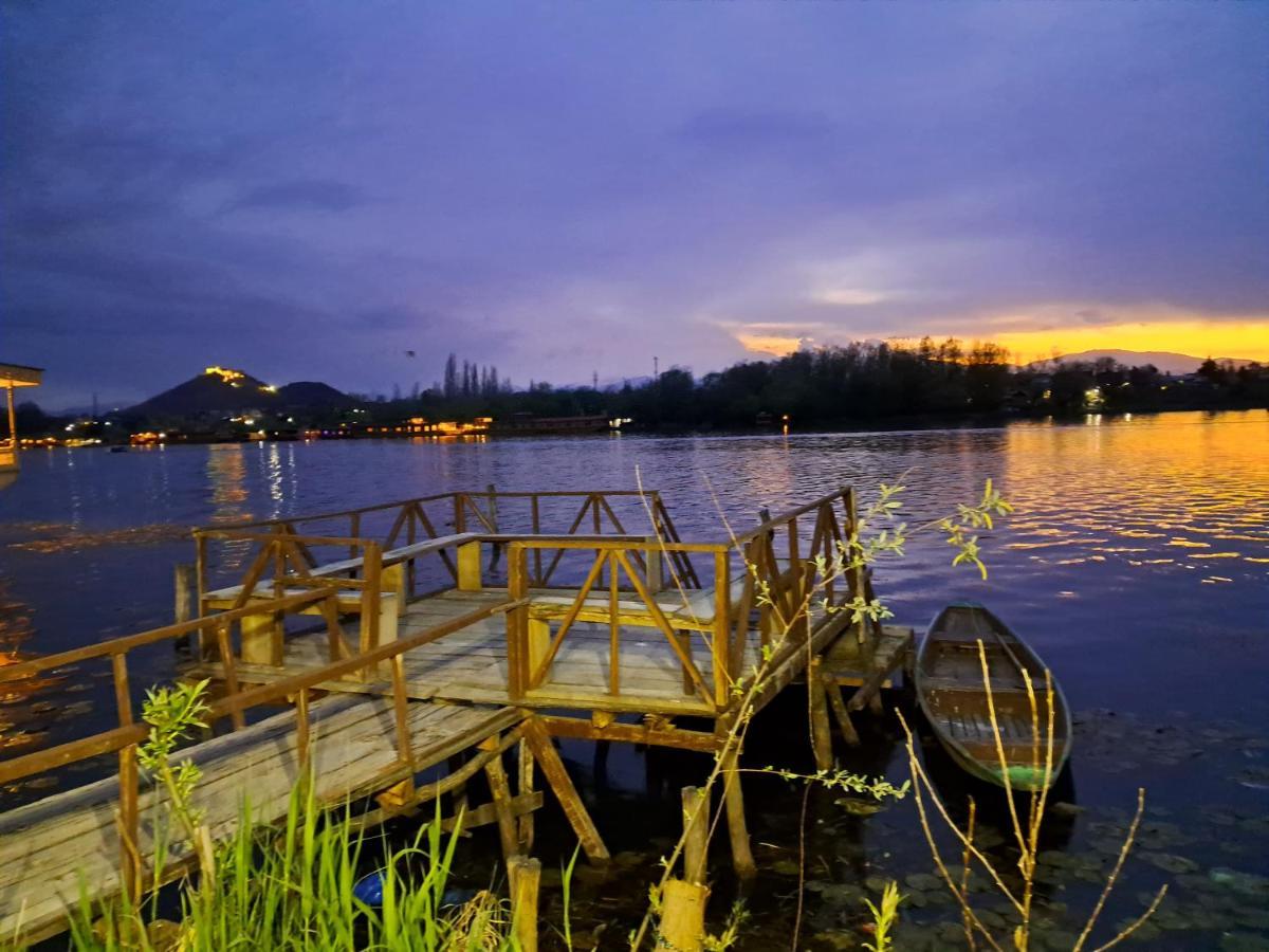 Lakeside Homestay Srinagar Esterno foto