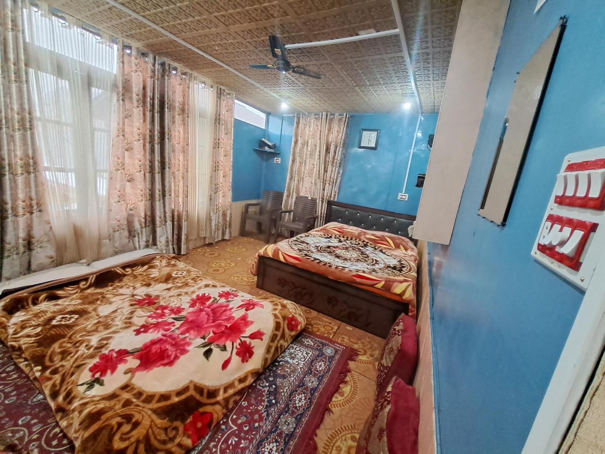 Lakeside Homestay Srinagar Esterno foto