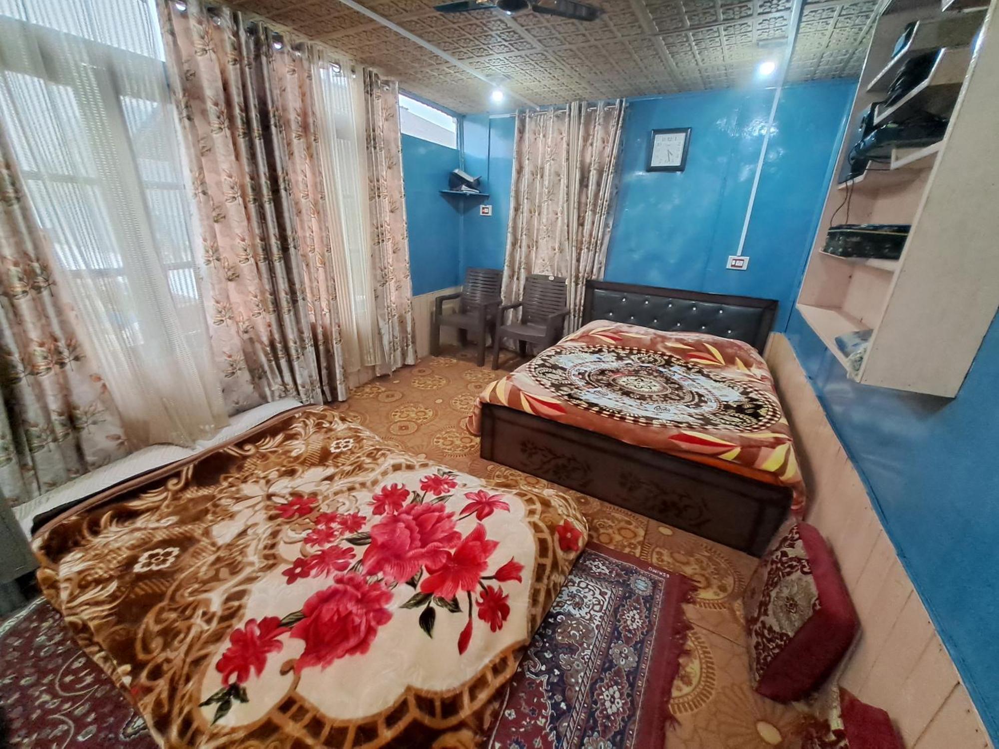 Lakeside Homestay Srinagar Esterno foto