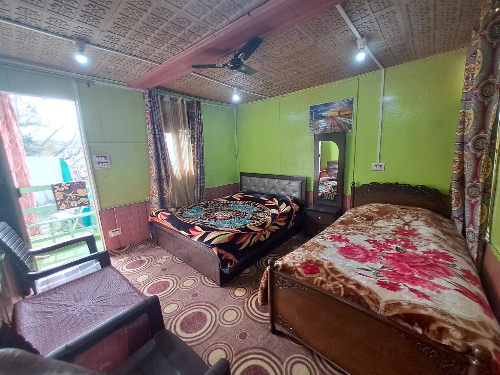 Lakeside Homestay Srinagar Esterno foto