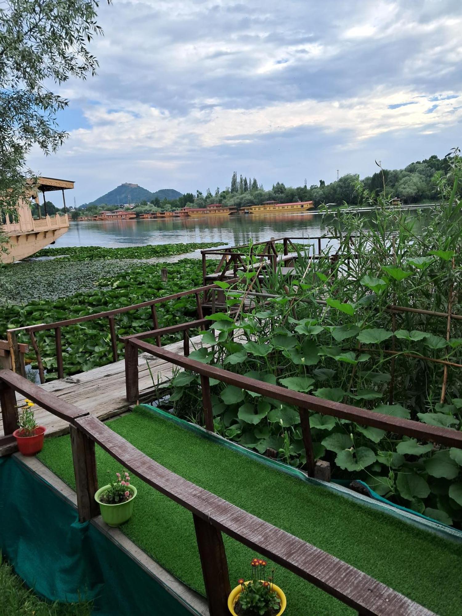 Lakeside Homestay Srinagar Esterno foto